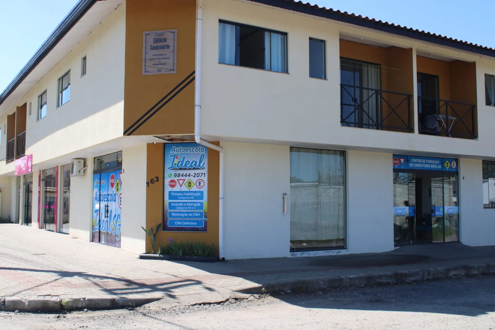 Fachada da Autoescola Ideal